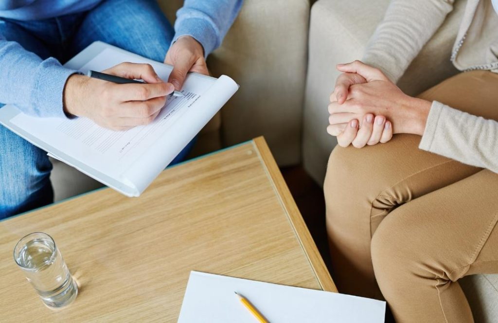 カウンセリングしている写真