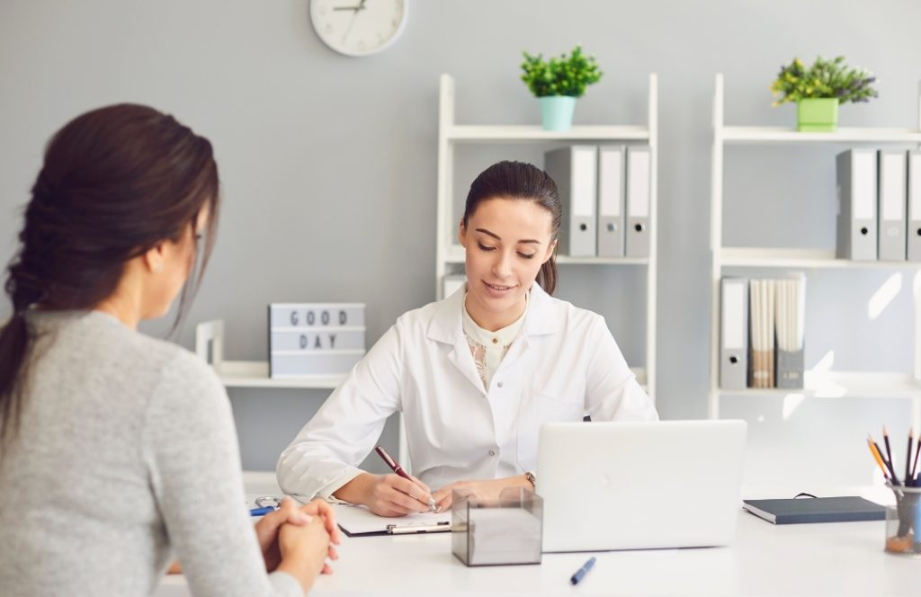 心理士が患者と面接している写真