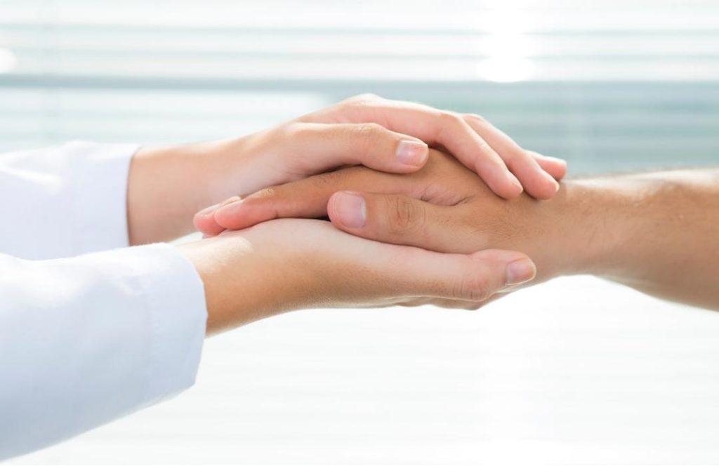 手を取り医療従事者とナースの写真