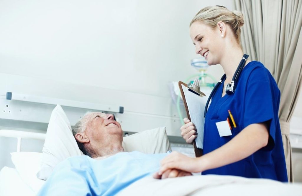 患者さんに寄り添う看護師の写真