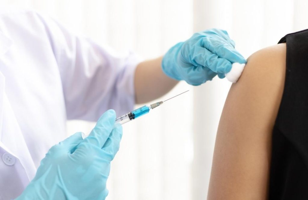 ワクチンを接種している人の写真
