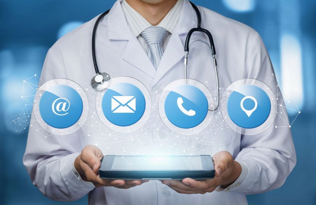 医師と情報端末の写真