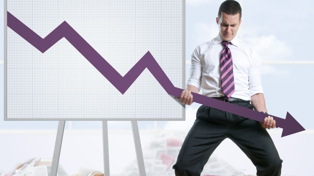 減少を支える男性の写真