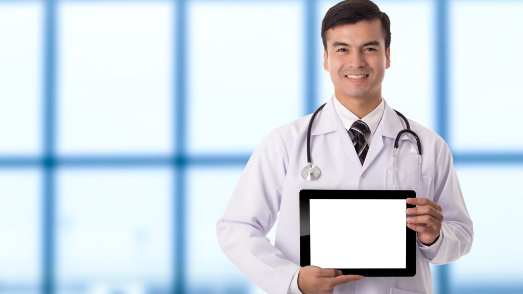 電子カルテを持つ男性の写真