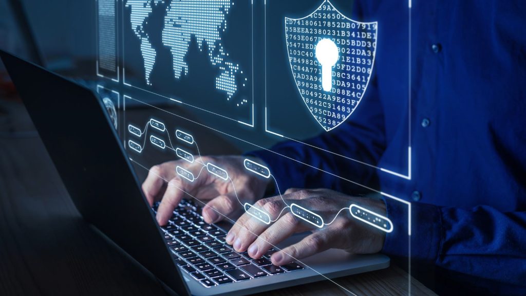 PCで作業している男性（サイバーキュリティーを連想）写真