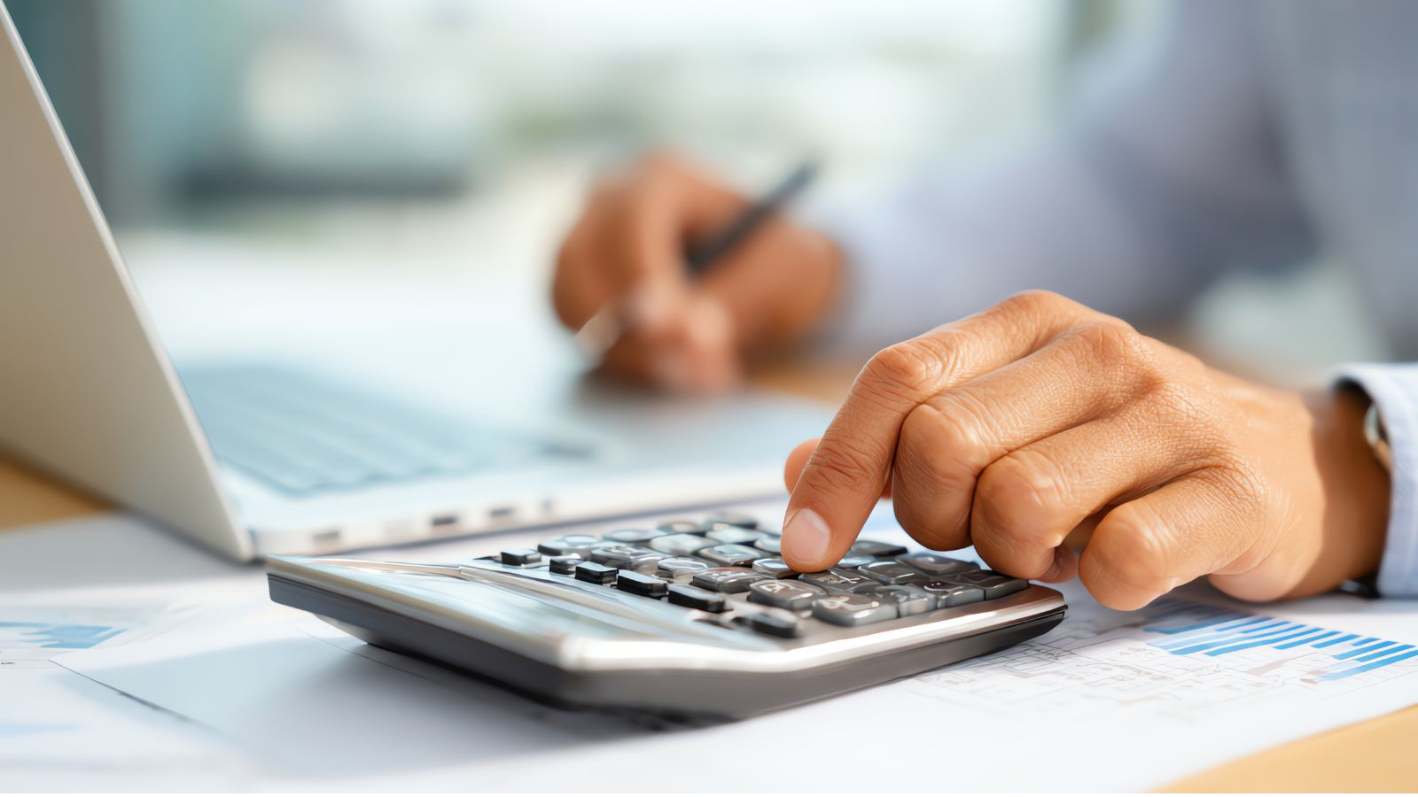 通勤手当、非課税限度額引き上げ!!実務(年末調整)どうする?を連想させる写真