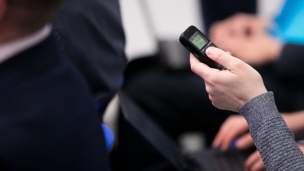 「文字起こしツールNOTTA(AIボイスレコーダー)は病院で使える?医療現場で選ばれる理由7選」を連想させる写真