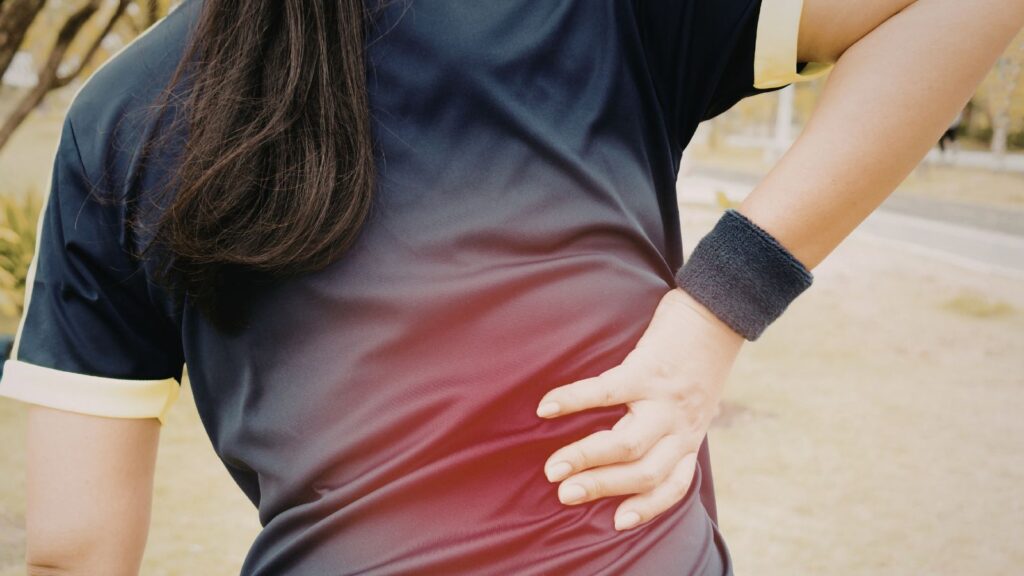 「腰痛対策が経営課題になっている理由」を連想させる写真