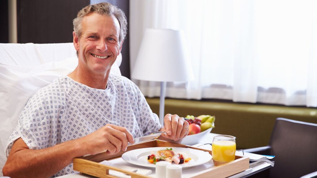 「入院時の夕食配膳は「午後6時以降」が原則|病院職員が知っておくべき施設基準」を連想させる写真