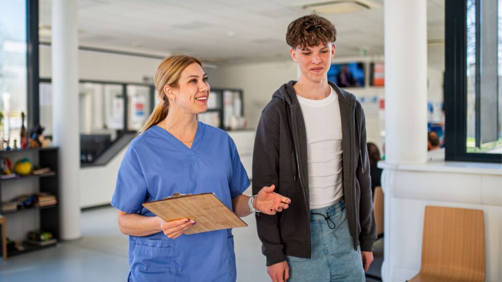 「第3回|ウォークイン患者はどう変わる? 夜間休日救急医学管理料の算定ポイント」を連想させる写真