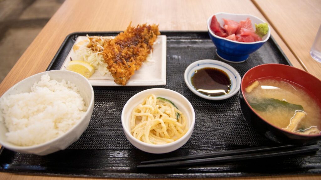 「2026年度診療報酬改定｜入院時食事療養費・生活療養費の改定ポイントを解説！」を連想させる写真