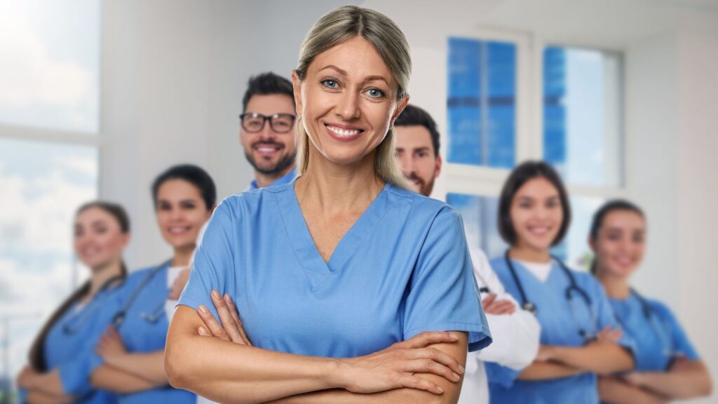 （2026年度診療報酬改定「１日当たり勤務する看護要員の数等」の施設基準柔軟化を解説）を連想させる写真