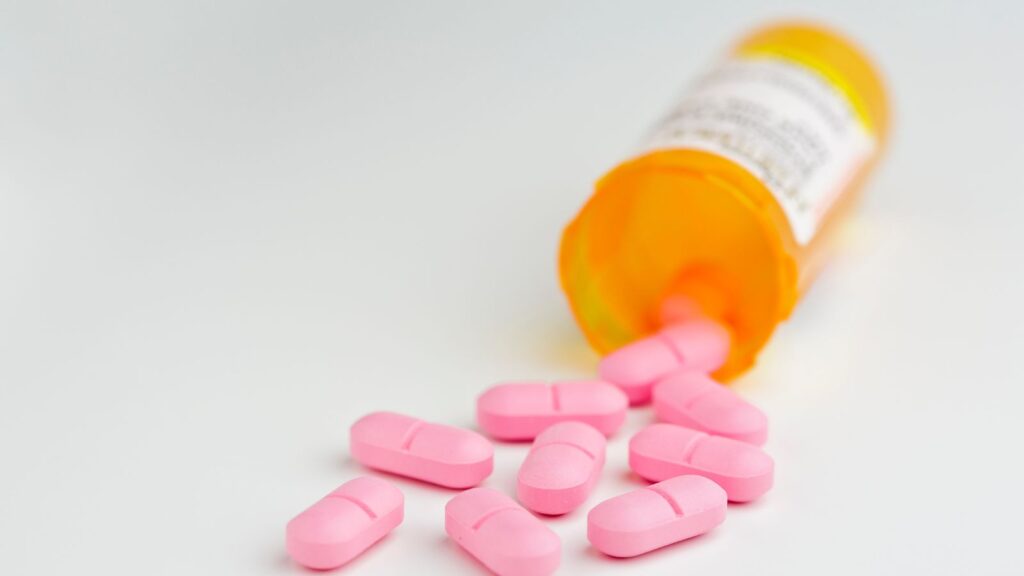 「2026年度診療報酬改定｜処方箋様式が変わる！残薬対策で病院に求められること！」を連想させる写真